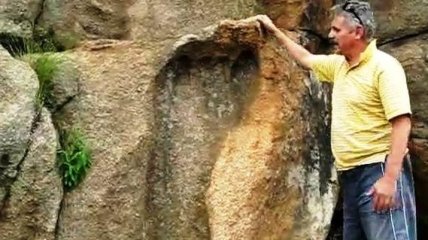 В Африке найден гигантский отпечаток ноги (Видео) 