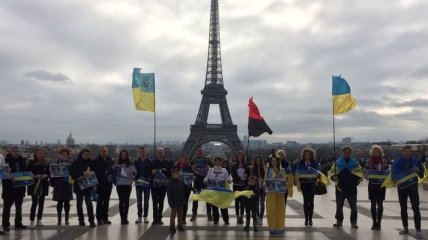 Под Эйфелевой башней в Париже прошла акция "Крым - это Украина"