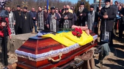 Украинских воинов хоронят с почестями