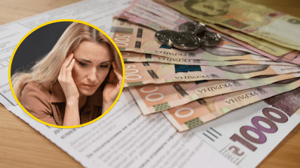 Женщина, гривны и квитанции об оплате коммуналки