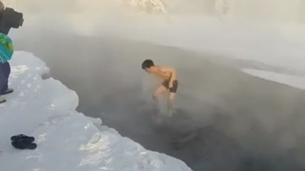 Экстремальный поступок: японец окунулся в водоем при 60-градусном морозе (Видео)