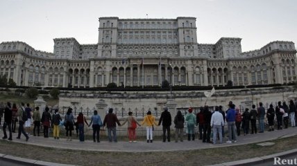 В Румынии протестующие живой цепью окружили парламент