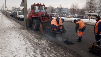 "Киевавтодор" продолжают ремонт аварийно-опасных ям