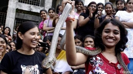 Студенток индийского колледжа лишили права на джинсы
