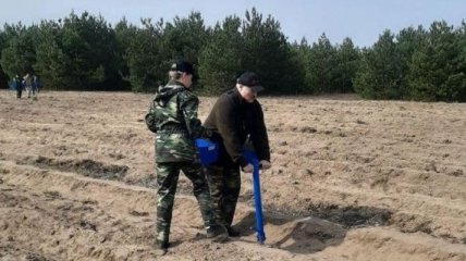 Несмотря на карантин: Лукашенко устроил "традиционный субботник" в Чернобыльской зоне