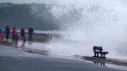 Мощная стихия: шторм "Эллен" обесточил около 200 тыс домов в Ирландии
