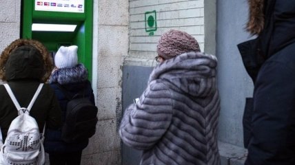 Объемы выдачи денег через банкоматы "ПриватБанка" сократились вдвое