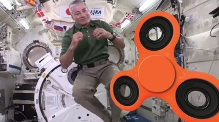 NASA показало, как астронавты крутят спиннер в космосе (Видео)