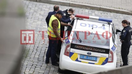 Досвід не проп'єш: патрульні відкривали авто поліції лінійкою прямо біля стін Верховної Ради (фото)