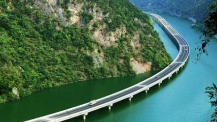 В Китае открылась удивительная автострада посреди реки