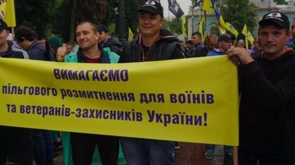 Протесты под Радой набирают оборот: депутатов не выпускают из парламента