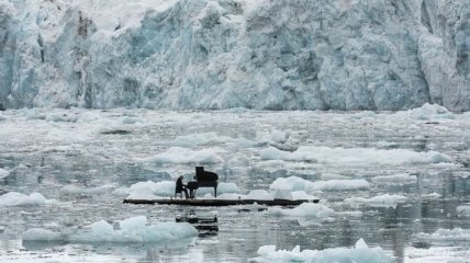 Итальянский композитор сыграл на рояле в арктических водах (Видео)