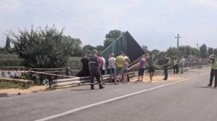 "Хлебное ДТП": под Хмельницким фура с зерном слетела с моста в реку