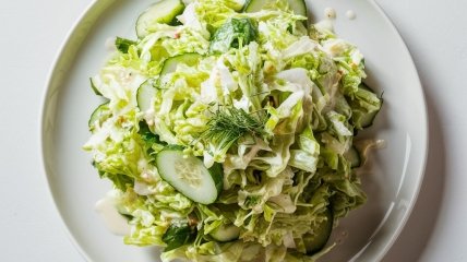Легкий весенний салатик прекрасно дополнит любимый гарнир (изображение создано с помощью ИИ).