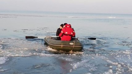 На Одесчине спасатели сняли с дрейфующей льдины четырех детей