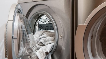Чи можна залишати мокрі речі у пральній машині — відповіді