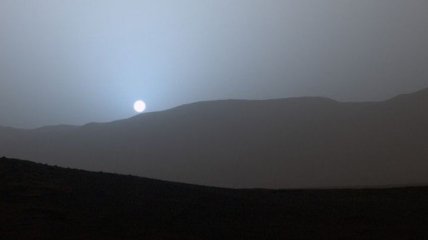 Марсоход показал снимок заката на Марсе. Фото