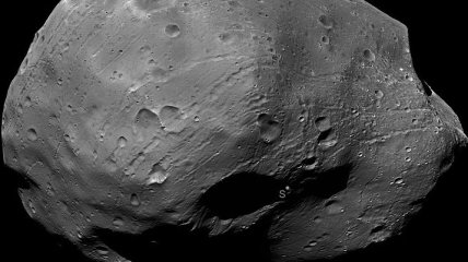 Загадочная крошечная луна: NASA сделало новые снимки Фобоса