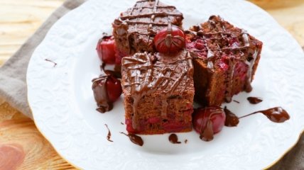 Кавовий пиріг з черешнею та шоколадом — найкраща сезонна випічка