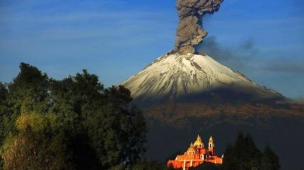 Возле Мехико вулкан выбросил в небо столб пепла