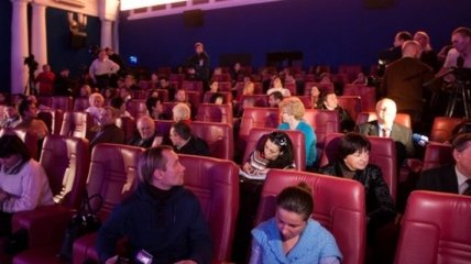 20 добровольцев будут смотреть в Харькове кино "сколько влезет"