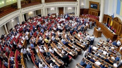 Рада не ухвалила рішення про складання мандата Вакарчука
