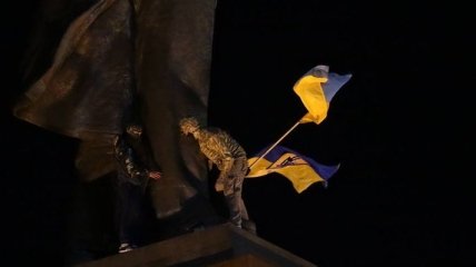 Самый большой в Украине памятник Ленину снесли в Харькове (Фото, Видео)