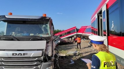 В Польше поезд сошел с рельсов после столкновения с грузовиком: восемь человек ранены (фото, видео)