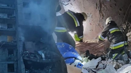Спасатели продолжают разбирать завалы пострадавших строений