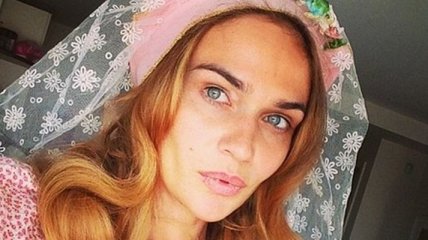 Алена Водонаева надела шляпку с фатой