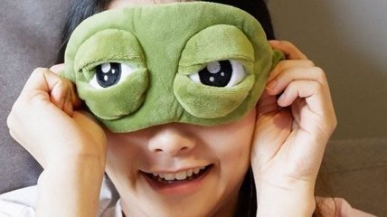 Юморная маска для сна "Лягушачья глаза" подрывает интернет