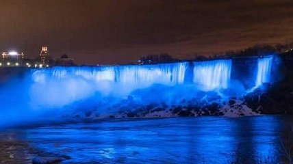 Ниагарский водопад стал синим в честь пополнения в королевской семьи Британии