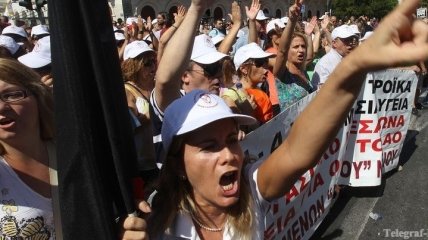 Демонстранты в Афинах закидали полицию камнями