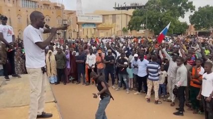 Люди вышли на митинги в Нигере с флагами россии