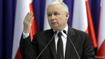 Лидер правящей партии Качиньский покинул окруженный протестующими Сейм