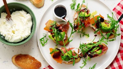 Брускет с хурмой и риккотой