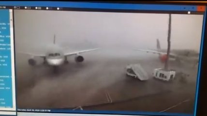 В Катаре из-за шторма столкнулись два пассажирских самолета (видео)