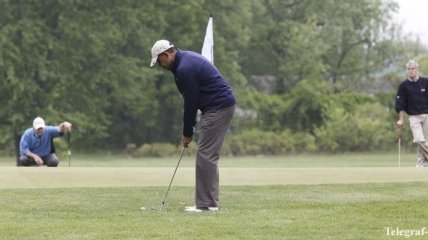 Обама в первый день отпуска отдыхал играя в гольф