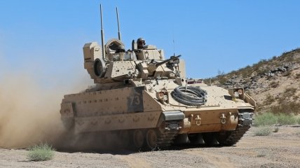 БМП M2 Bradley здатна проходити навіть через ускладнену перешкодами місцевість