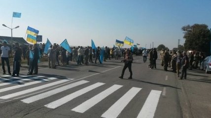 Активисты блокады Крыма сообщают, что их окружили правоохранители