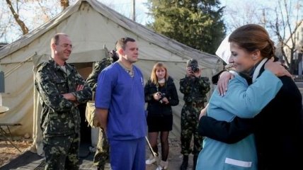 Марина Порошенко привезла операционные столы в военный госпиталь