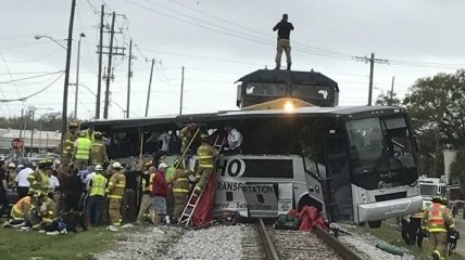 Жуткое ДТП в США: поезд врезался в пассажирский автобус