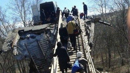 В Станице Луганской восстановили разрушенный мост