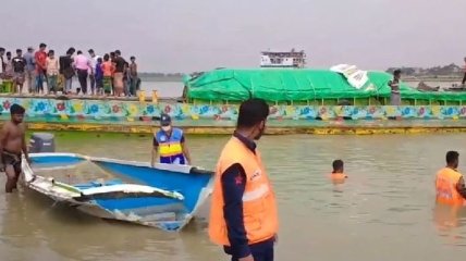 В Бангладеш столкнулась с баржей и перевернулась пассажирская лодка: десятки погибших (фото, видео)