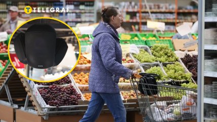 Женщина покупает продукты, музыкальная колонка