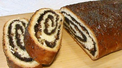 Рулет из дрожжевого теста с маком и изюмом