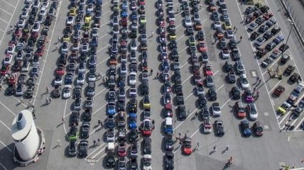 В Германии прошел рекордный парад миникаров Smart