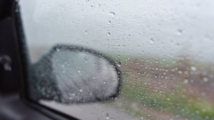 Запітнілі стекла та неприємний запах у машині – результат зайвої вологи