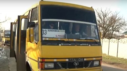 Хорошие оценки - бесплатный проезд: в Херсоне водитель маршрутки придумал, как мотивировать школьников (видео)