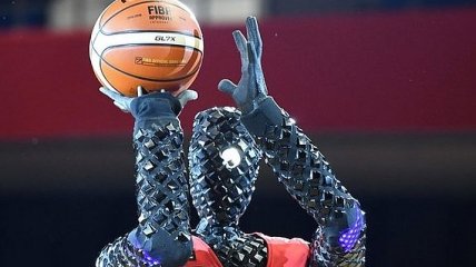 Японский робот победил баскетболистов в точности бросков (Видео)